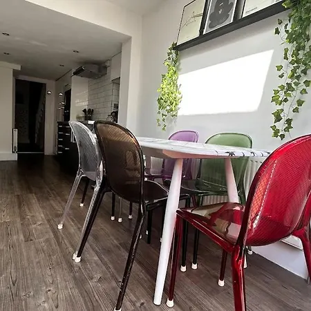 Appartement 2 Bedrooms With Private Garden Walking Distance To Underground Ideal For Families *