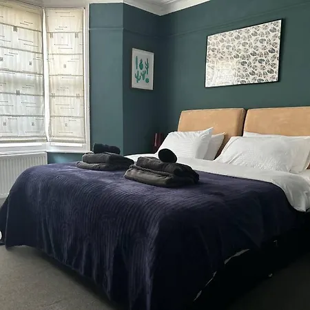 Apartment 2 Bedrooms With Private Garden Walking Distance To Underground Ideal For Families