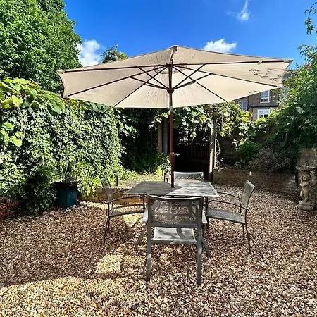 2 Bedrooms With Private Garden Walking Distance To Underground Ideal For Families *