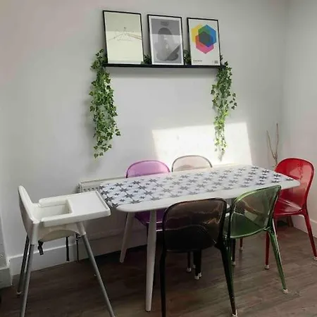 2 Bedrooms With Private Garden Walking Distance To Underground Ideal For Families