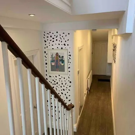 2 Bedrooms With Private Garden Walking Distance To Underground Ideal For Families Apartment London