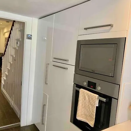 2 Bedrooms With Private Garden Walking Distance To Underground Ideal For Families