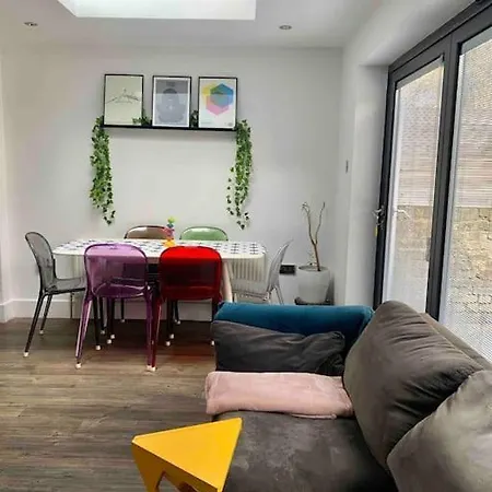 2 Bedrooms With Private Garden Walking Distance To Underground Ideal For Families Appartement
