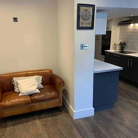 2 Bedrooms With Private Garden Walking Distance To Underground Ideal For Families Apartment London