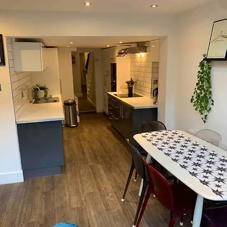 Appartement 2 Bedrooms With Private Garden Walking Distance To Underground Ideal For Families *