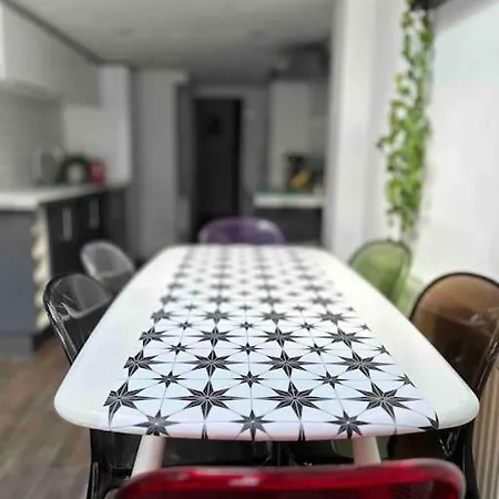 Appartement 2 Bedrooms With Private Garden Walking Distance To Underground Ideal For Families