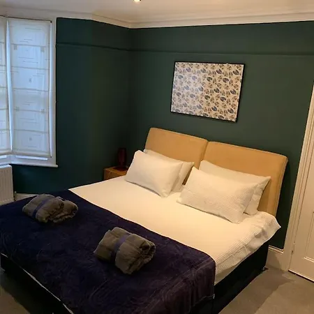2 Bedrooms With Private Garden Walking Distance To Underground Ideal For Families Appartement *