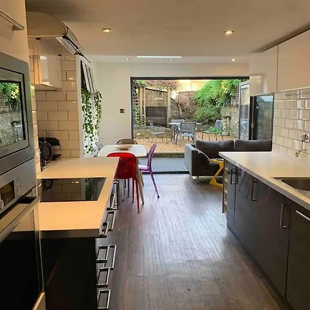 2 Bedrooms With Private Garden Walking Distance To Underground Ideal For Families Appartement Londen