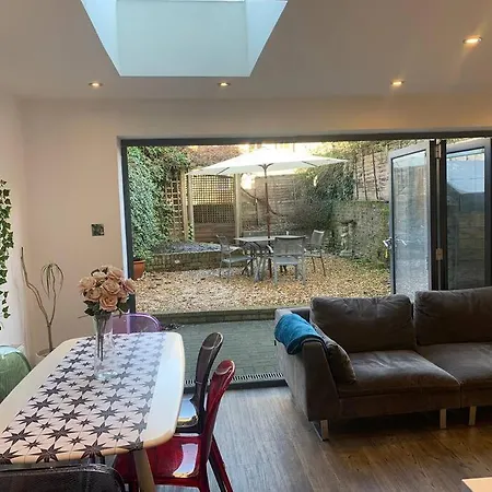 2 Bedrooms With Private Garden Walking Distance To Underground Ideal For Families * Londen