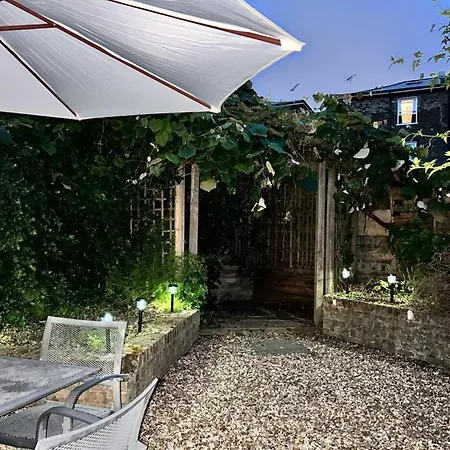 Appartement 2 Bedrooms With Private Garden Walking Distance To Underground Ideal For Families Londen