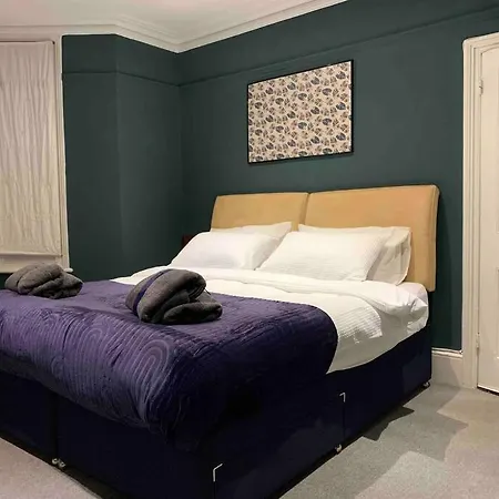 2 Bedrooms With Private Garden Walking Distance To Underground Ideal For Families Apartment London