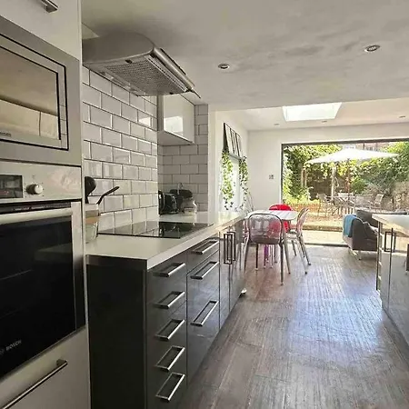 2 Bedrooms With Private Garden Walking Distance To Underground Ideal For Families Apartment London
