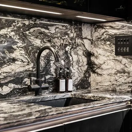 Unique 1 Bedroom Luxury Haven In Apartment