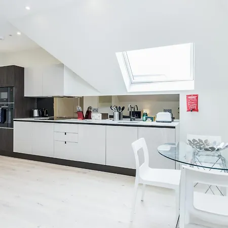 Roomspace Serviced Apartments- Lyons House Apartment Surbiton