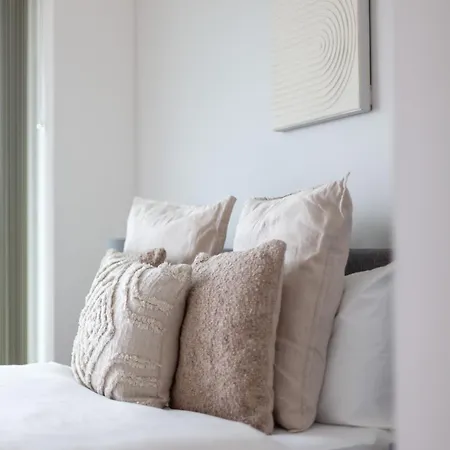The Thames Collection Apartment *