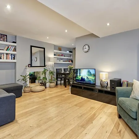 Spacious Pimlico By Underthedoormat