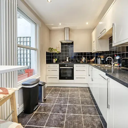 Spacious Pimlico By Underthedoormat London