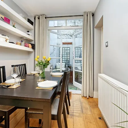 Spacious Pimlico By Underthedoormat *