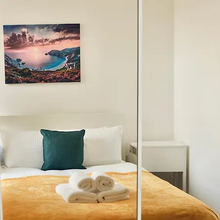 Venice Court Apartment *