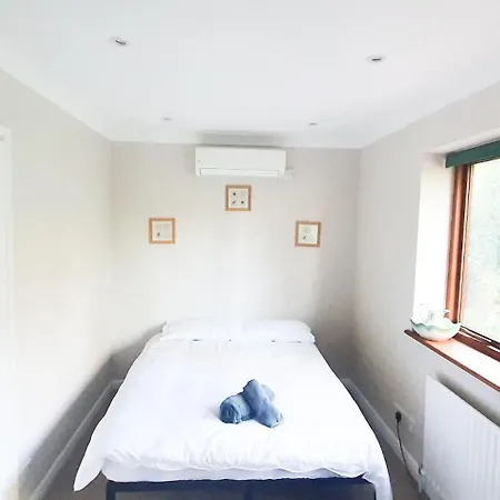 Homestay Old Slade - Train To London 30mins, Heathrow 15mins Away,free Parking - En-suit *