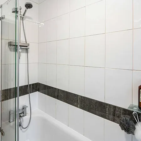 1 Bedroom, 5 Minutes Walk To Angel Station, * London