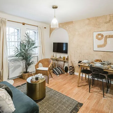 1 Bedroom, 5 Minutes Walk To Angel Station, * London