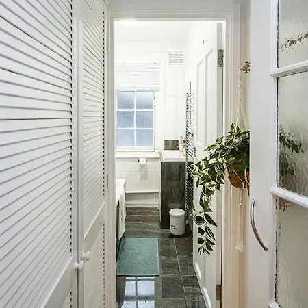 1 Bedroom, 5 Minutes Walk To Angel Station, London