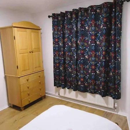 5 Bedroom Holiday home Sidcup
