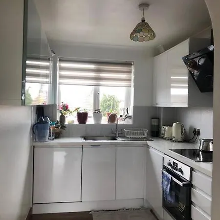 1 Bedroom Flat In Enfield. Bright And Peaceful Enfield