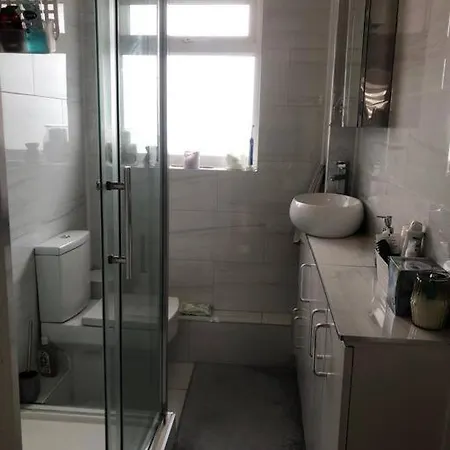 Apartment 1 Bedroom Flat In Enfield. Bright And Peaceful