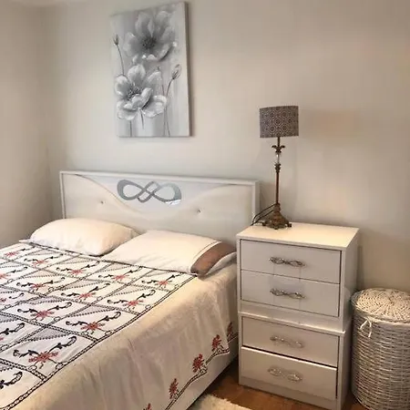 Apartment 1 Bedroom Flat In Enfield. Bright And Peaceful Enfield