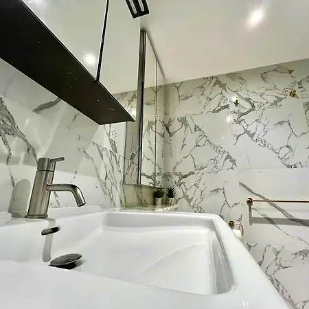 Aquarius At St. George Wharf Apartment London