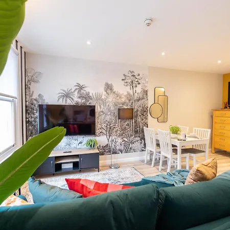 Explore Granary Square Two Bedroom By Belvilla * London