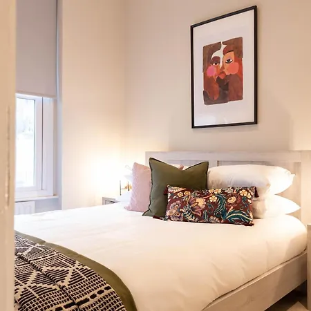 Explore Granary Square Two Bedroom By Belvilla Apartment