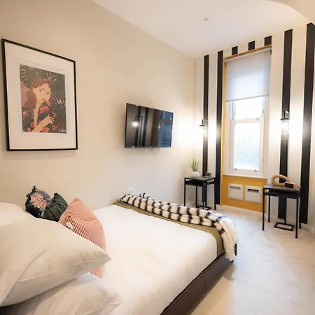 Explore Granary Square Two Bedroom By Belvilla London
