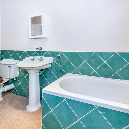 Old Slade - Train To London 30mins, Heathrow 15mins Away,free Parking - En-suit West Drayton (Middlesex)