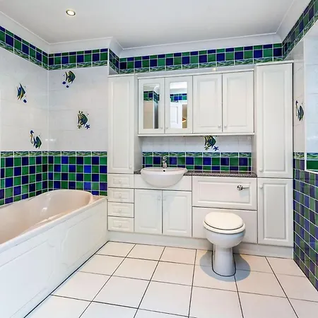 Homestay Old Slade - Train To London 30mins, Heathrow 15mins Away,free Parking - En-suit *
