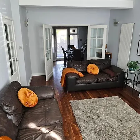 Cozy & Elegant 4 Bedroom Near Wembley