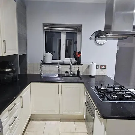 Cozy & Elegant 4 Bedroom Near Wembley * The Hyde