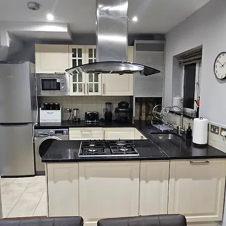 Cozy & Elegant 4 Bedroom Near Wembley