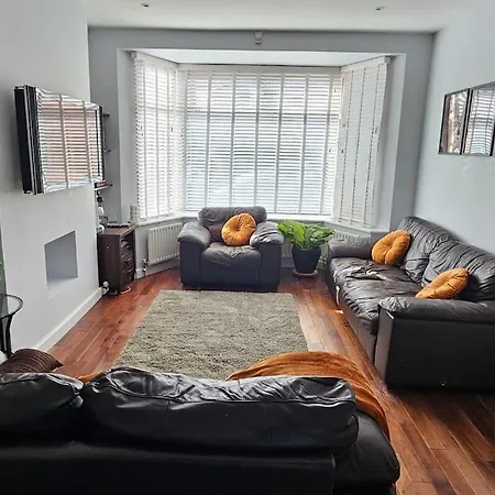 Cozy & Elegant 4 Bedroom Near Wembley