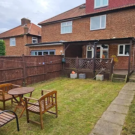 Holiday home Cozy & Elegant 4 Bedroom Near Wembley
