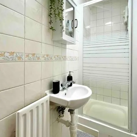 Apartment A Ground Floor Flat With Garden *
