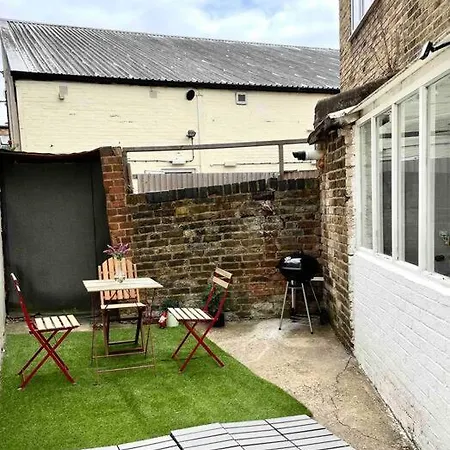 Apartment A Ground Floor Flat With Garden London