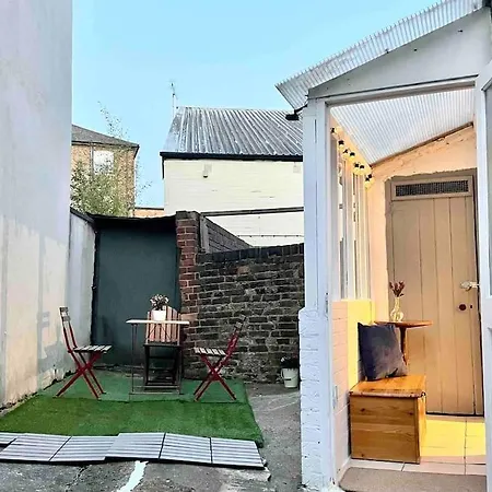 A Ground Floor Flat With Garden * Londýn