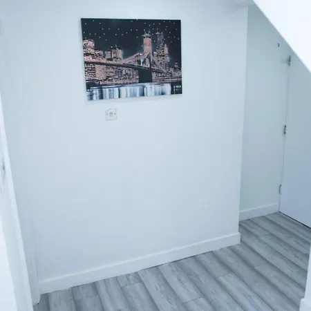 Superb 1-bed In Apartment *
