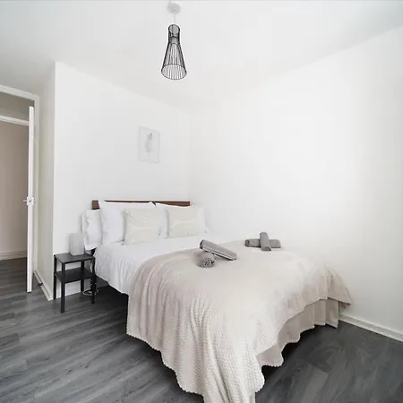 Stylish Two Bedroom Apt By Livestay Short Lets & Serviced London, West Kensington * Londres