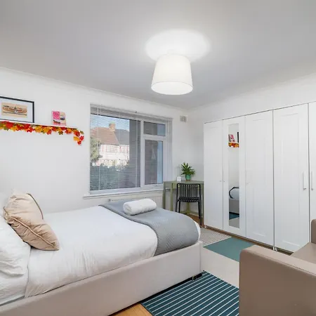 Madika Homes Stylish 2-Bed Apartment With Free Parking 10 Mins To Brent Cross & Edgware Tube Apartment Edgware