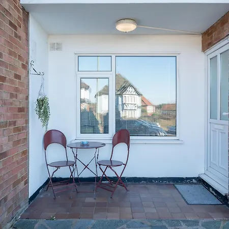 Madika Homes Stylish 2-Bed Apartment With Free Parking 10 Mins To Brent Cross & Edgware Tube Apartment *