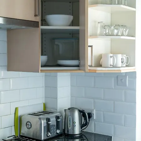 Madika Homes Stylish 2-Bed Apartment With Free Parking 10 Mins To Brent Cross & Edgware Tube Edgware
